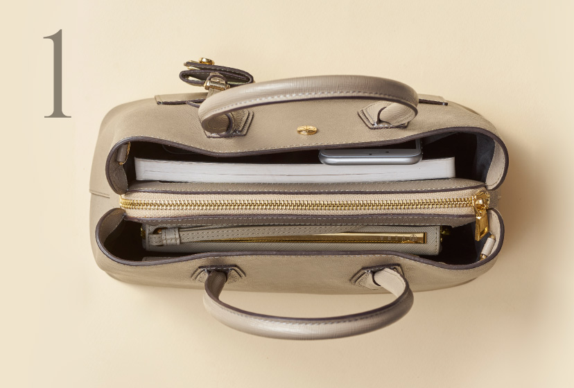 The Image - สะดวกสบายและปลอดภัย ก้นกระเป๋าที่แบ่งเป็นสามช่องใหญ่ และช่องซิปรูดตรงกลาง