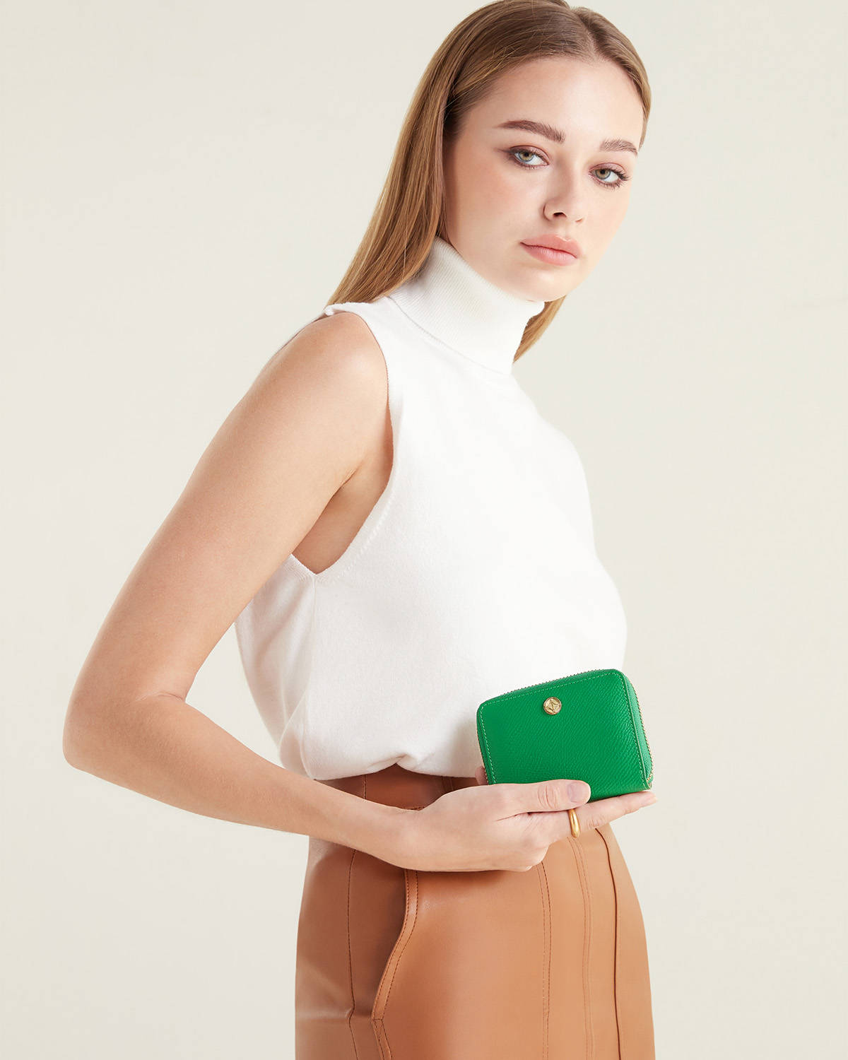 VERA Emily Zipped Wallet in Confident Green กระเป๋าสตางค์หนังแท้ ทรงสั้น ซิปรอบ สีเขียว
