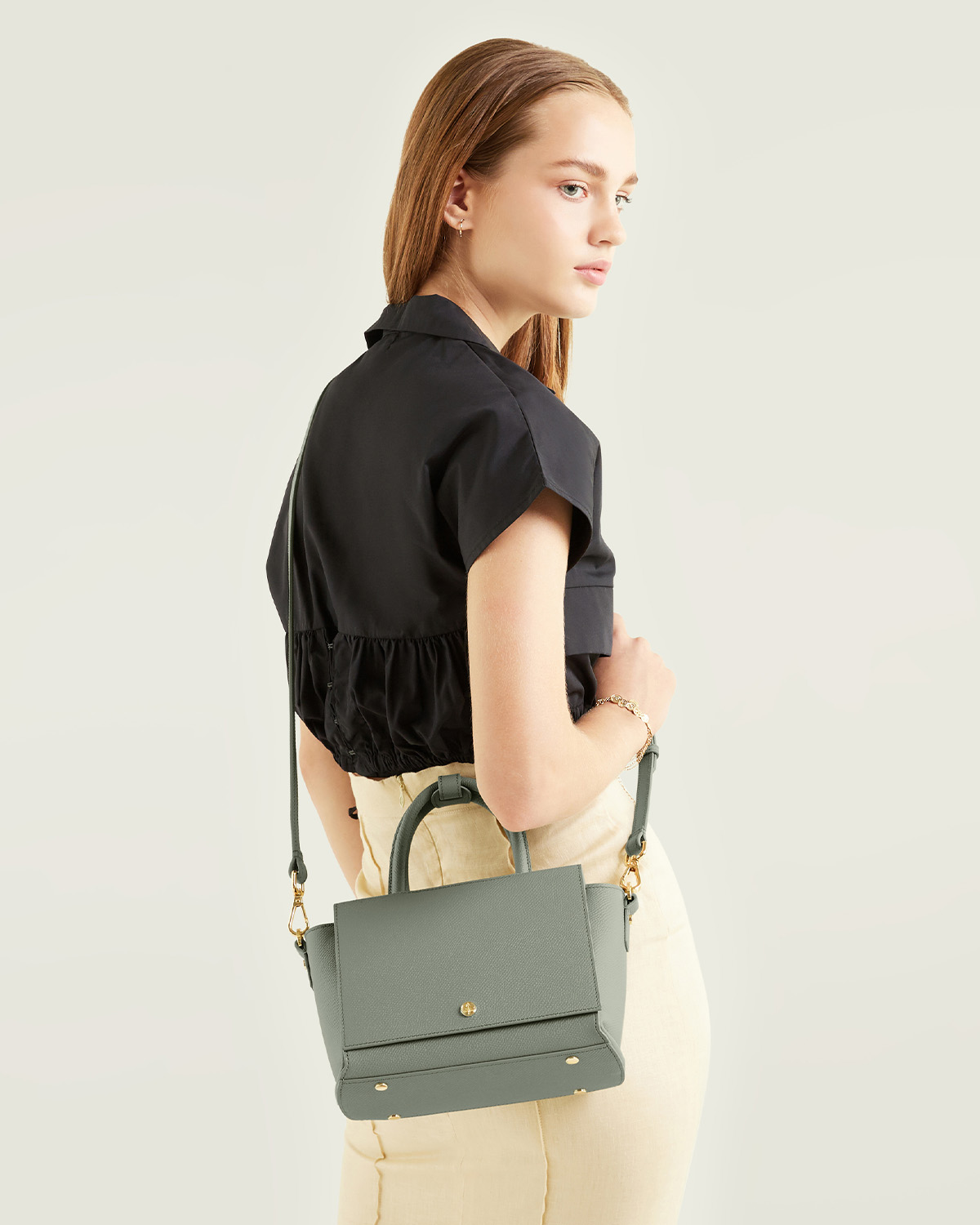 กระเป๋าถือหนังแท้ VERA Heidi Leather Handbag, ไซส์ 22 สี Sage