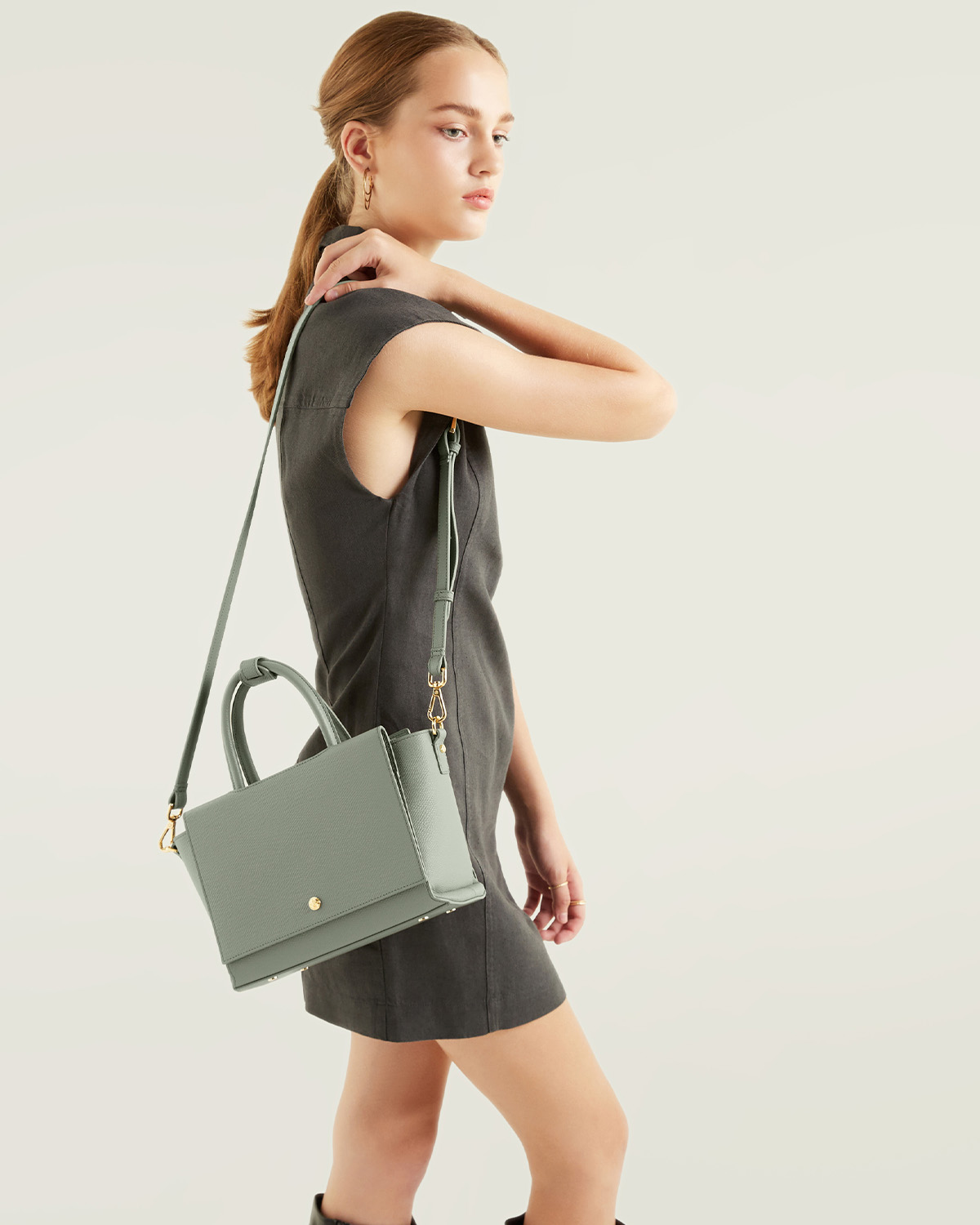 กระเป๋าถือหนังแท้ VERA Heidi Leather Handbag, ไซส์ 25 สี Sage