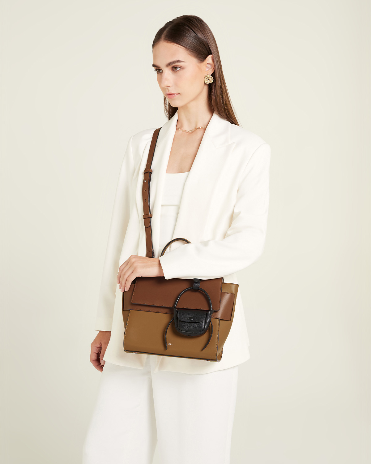 กระเป๋าถือหนังแท้ VERA Margo Leather Handbag, Size 20 สี Caramel