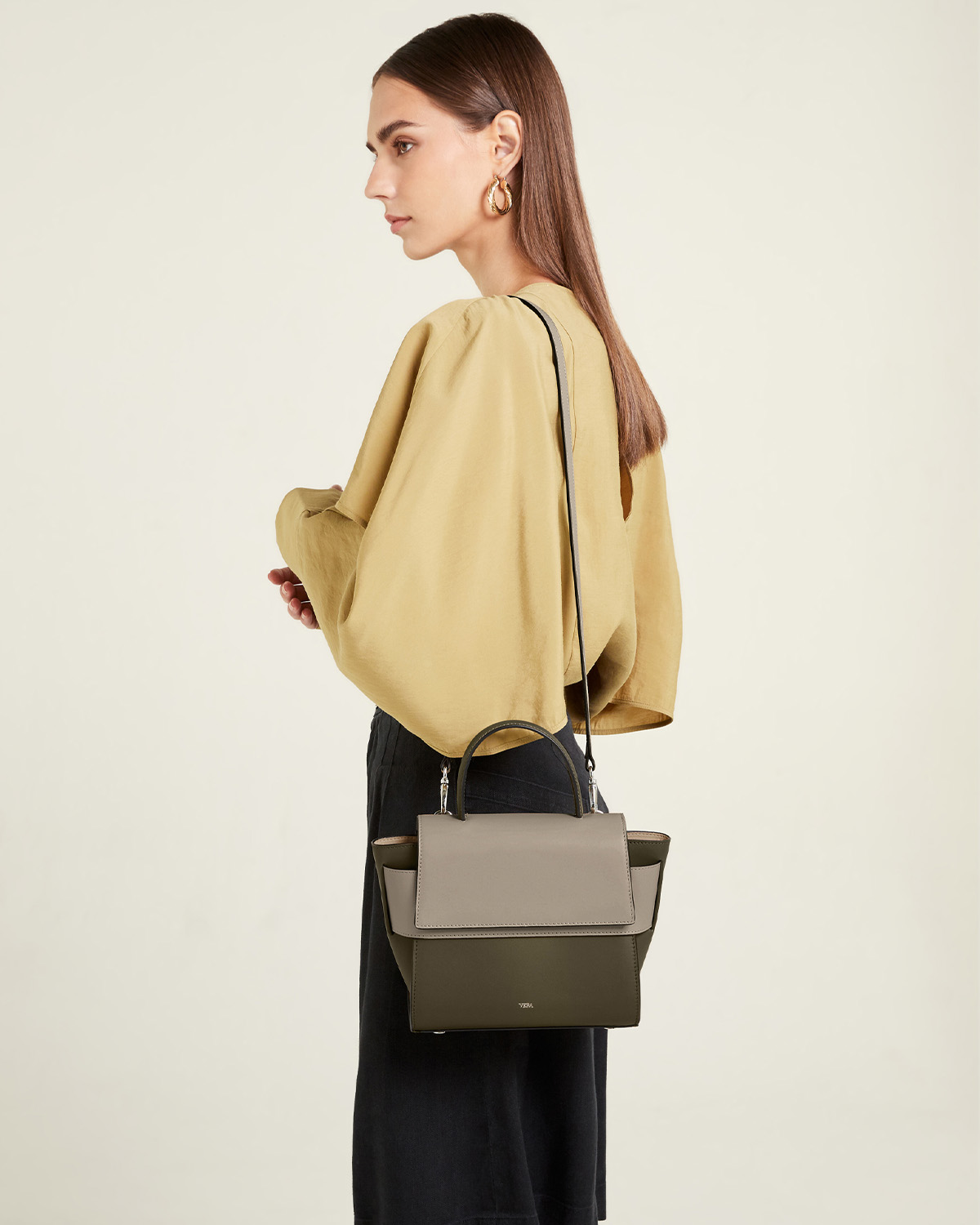 กระเป๋าถือหนังแท้ VERA Margo Leather Handbag, Size 20 สี Olive green